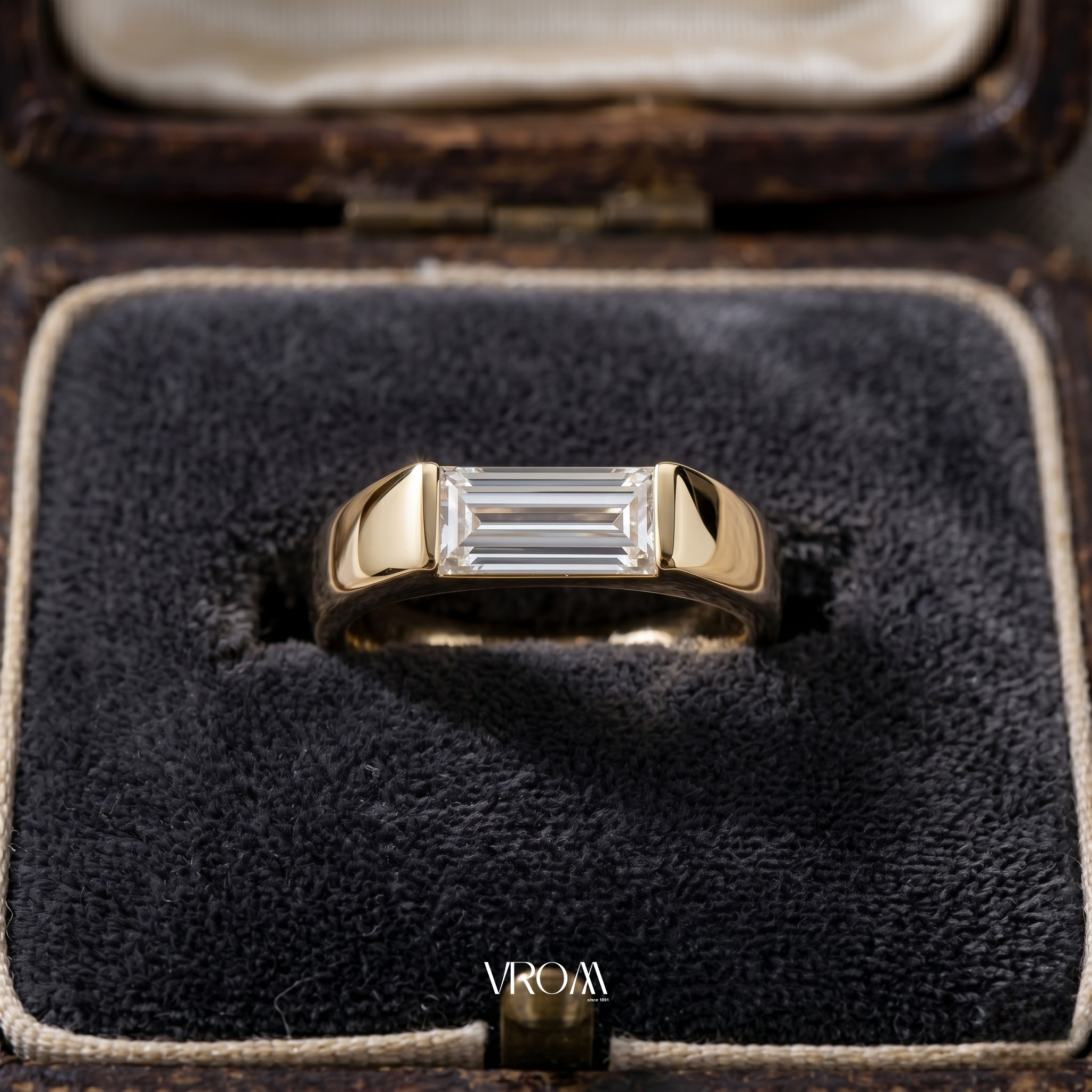 Baguette Diamond Signet Ring, Single Baguette Lab Grown Diamond Ring, Minimal Gold Signet Ring, Modern Statement Ring, Unisex Diamond Ring