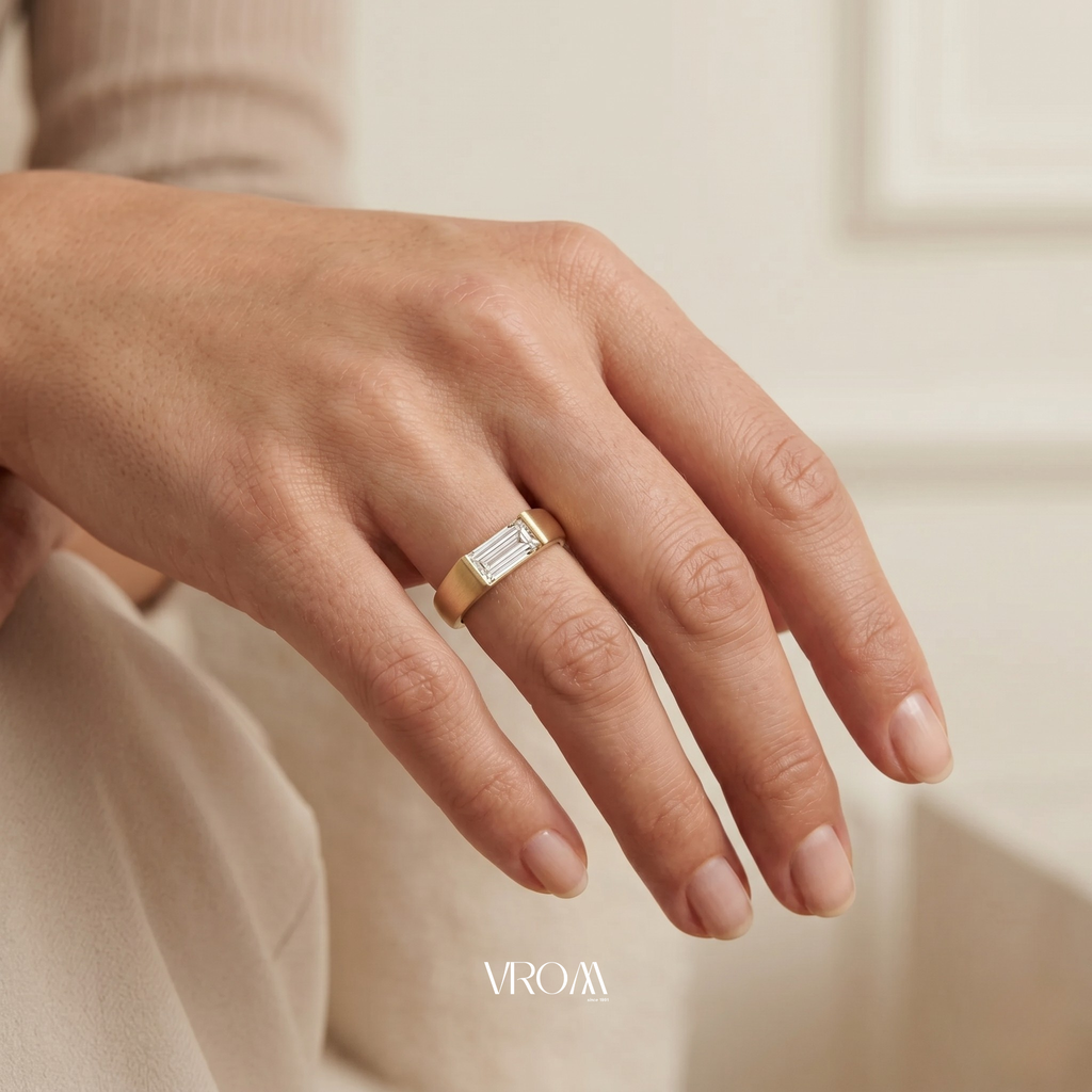 Baguette Diamond Signet Ring, Single Baguette Lab Grown Diamond Ring, Minimal Gold Signet Ring, Modern Statement Ring, Unisex Diamond Ring